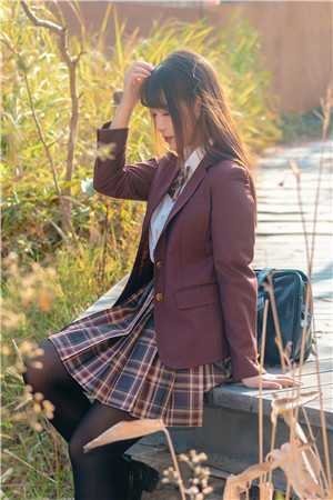 逃出囚笼归来，她将世子踢下神坛无删减全文