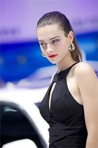 我朝父母坟头泼粪，女友的白月光却慌了小说结局