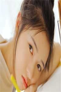 给低血糖的同桌吃糖后，我被全校孤立的小说