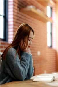 逃出囚笼归来，她将世子踢下神坛小说全文免费