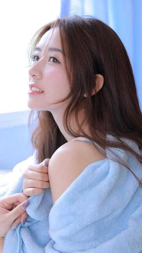 逃出囚笼归来，她将世子踢下神坛无删减版